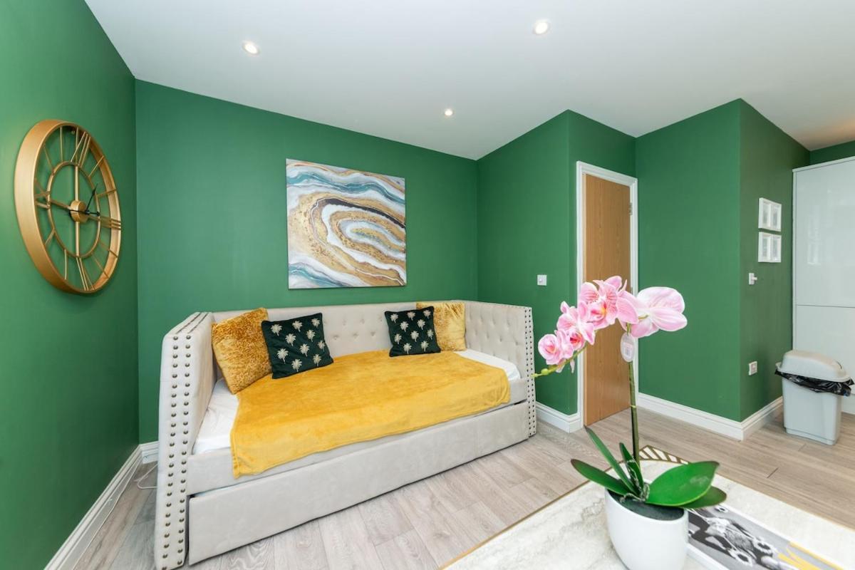 Large Groups 12 Beds Whole Building * Reading