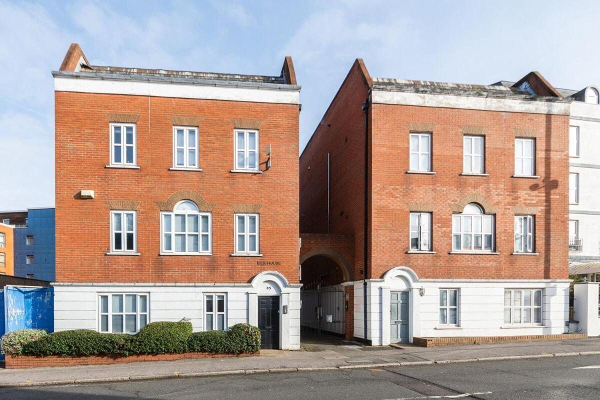 Large Groups 12 Beds Whole Building * Reading