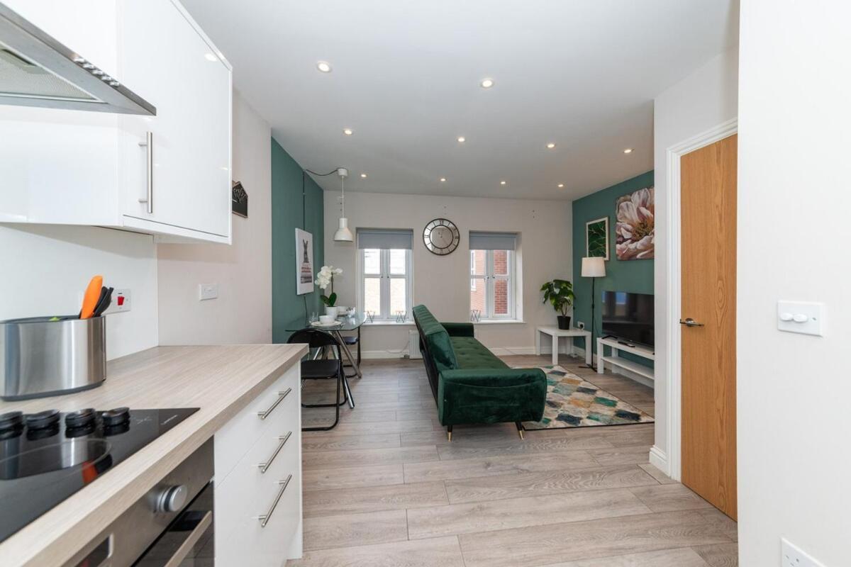 Large Groups 12 Beds Whole Building * Reading