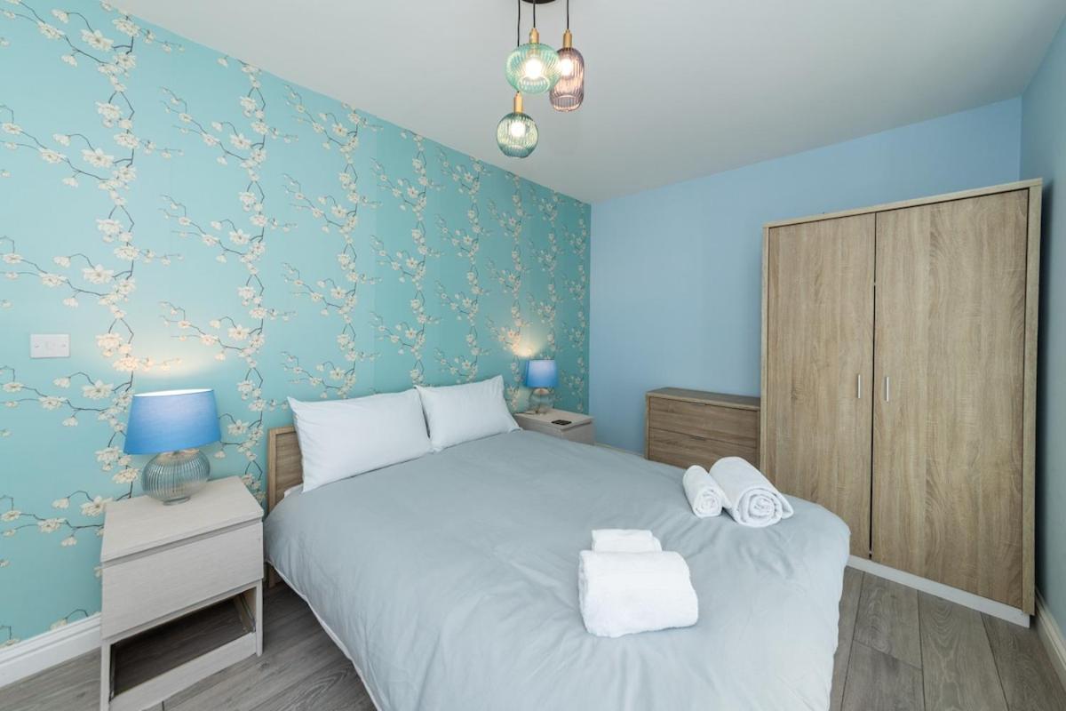 Large Groups 12 Beds Whole Building * Reading